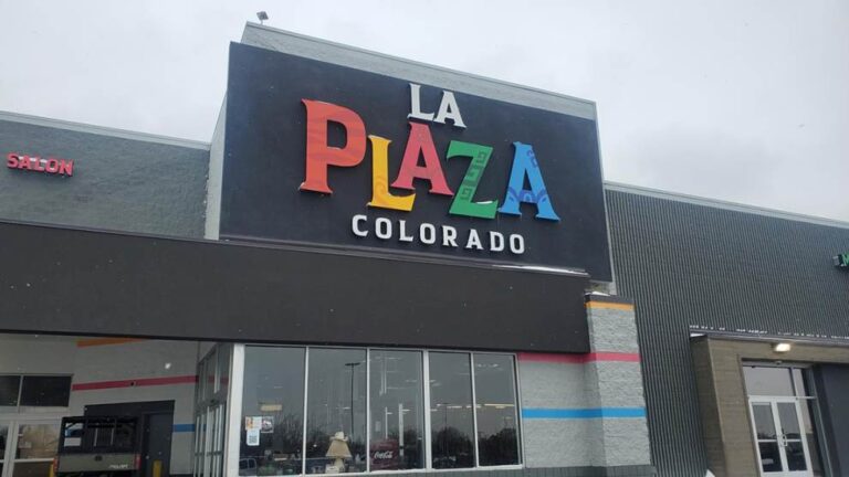 Vendedores reportan daños en productos por goteras en La Plaza Colorado