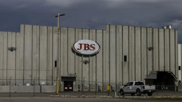Trabajadores de la planta JBS autorizan paro tras ocho meses de negociaciones laborales