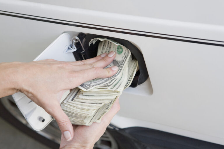 Precios de la gasolina suben más de 63 centavos por galón tras alza del petróleo
