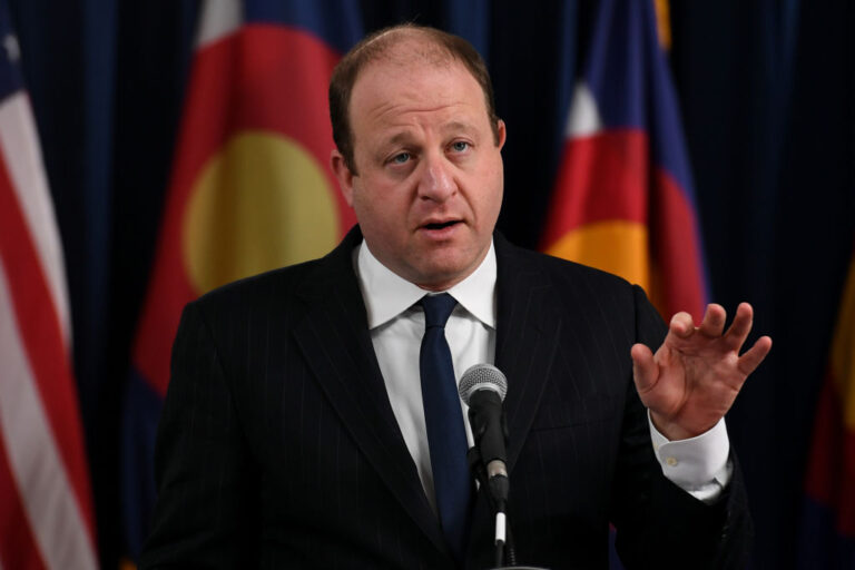 Polis aprueba leyes bipartidistas sobre impuestos agrícolas y transición del carbón