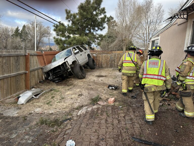 Vehículo choca contra una casa tras accidente en Colorado Springs