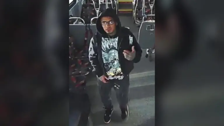 Policía de Denver busca a sospechoso por secuestro y robo de vehículo