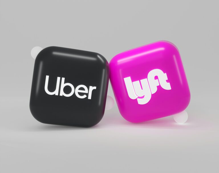 Conductores de Uber y Lyft presionan en el Capitolio de Colorado por cambios en pagos