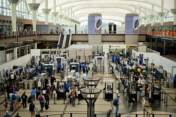 Vientos fuertes provocan retrasos en más de 800 vuelos en el aeropuerto de Denver