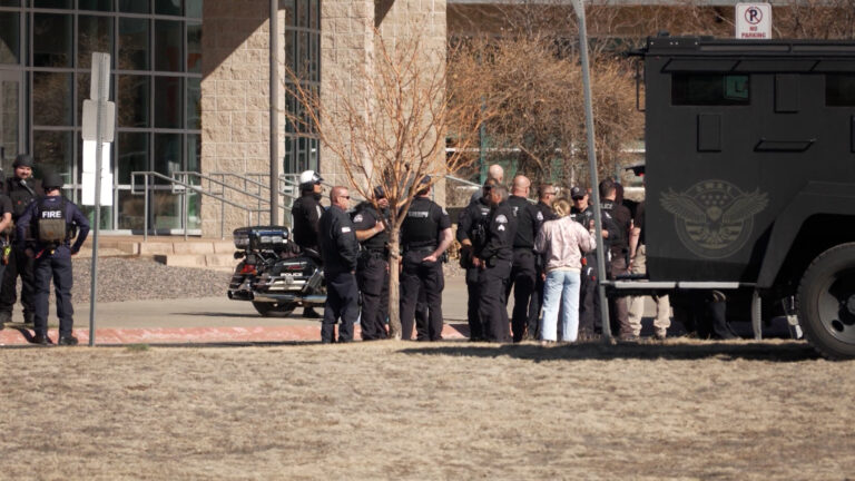Detienen a dos menores tras falsa amenaza de bomba y tirador activo en Adams City High School