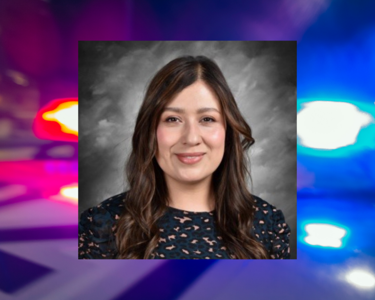 Ex trabajadora de distrito escolar es buscada por presunto abuso a menor en Greeley