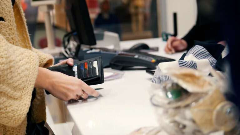 Legisladores de Colorado impulsan eliminar comisiones de tarjeta sobre impuestos de ventas