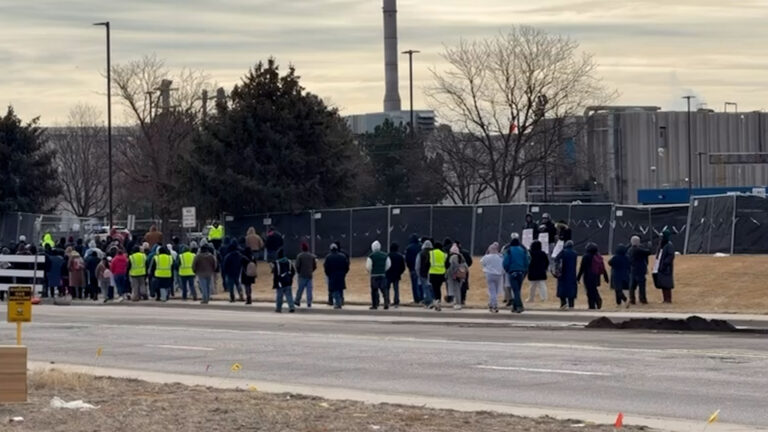 Miles de trabajadores de la planta procesadora de carne de JBS en Greeley iniciaron una huelga