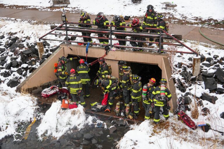 Bomberos controlan incendio dentro de drenaje pluvial en Littleton