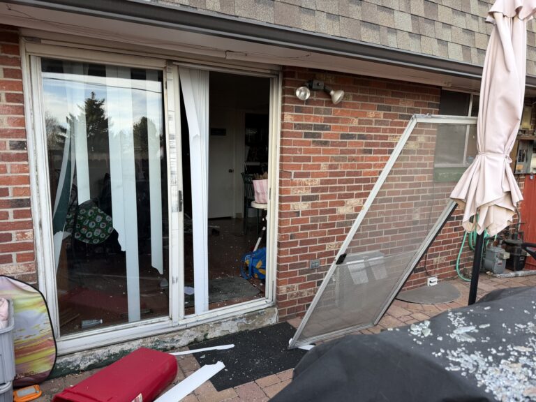 Explosión en vivienda de Lakewood levanta el techo y deja un herido leve