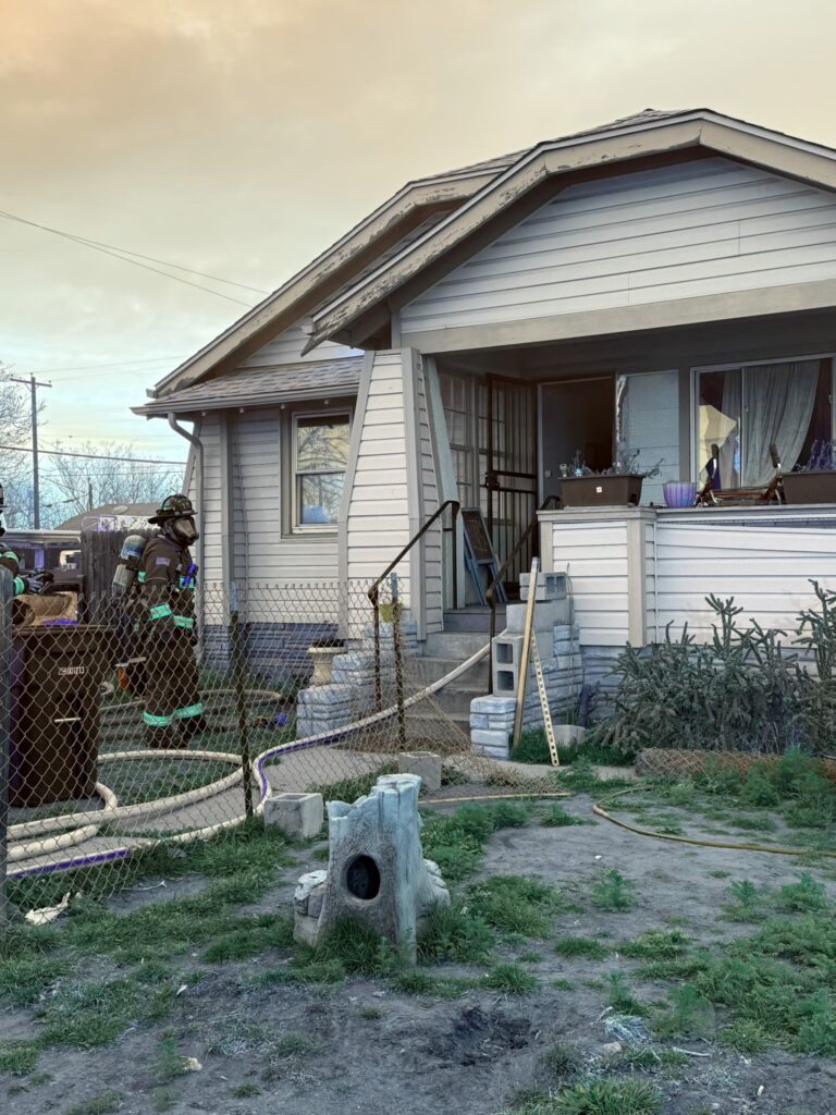 Explosión en Denver deja un herido tras incendio en vivienda.
