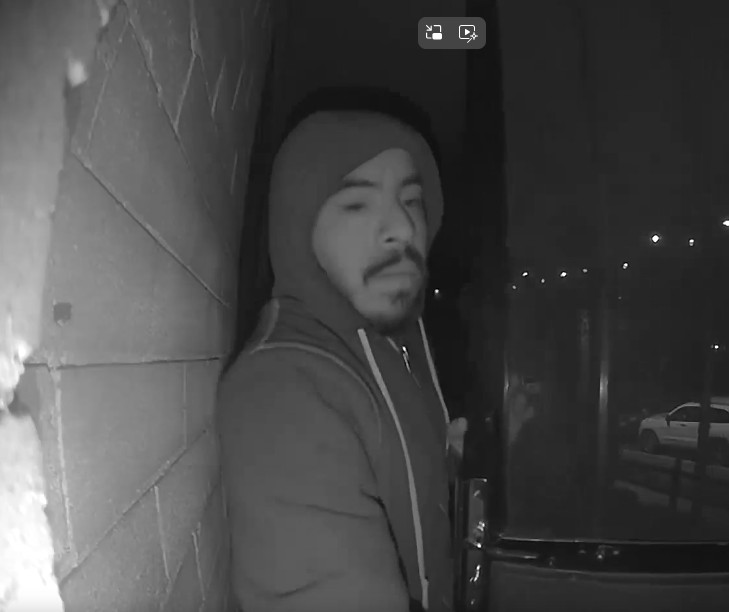 Policía busca identificar a sospechoso de robo en vivienda en Boulder