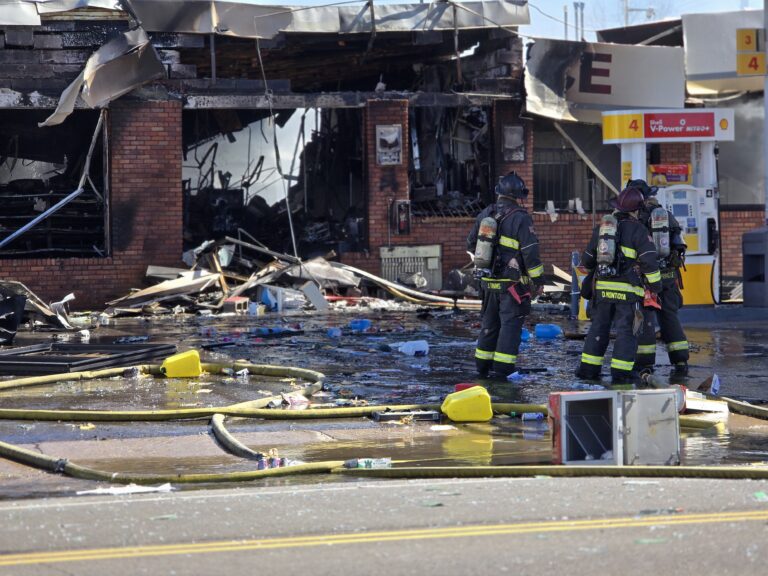 Explosión en gasolinera de Denver deja dos heridos tras choque de vehículo