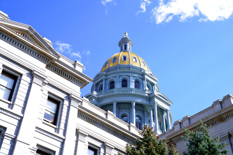 Evacúan el Capitolio de Colorado tras encontrar un objeto sospechoso que simulaba ser una bomba