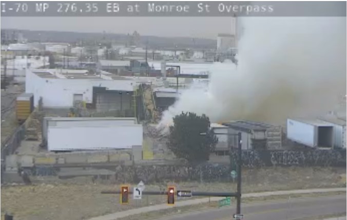 Incendio en una planta de residuos de Denver generó humo sobre la I-70