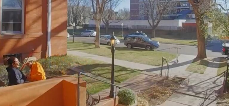 Mujer es robada y atacada a pasos de su trabajo tras violento ataque en Denver