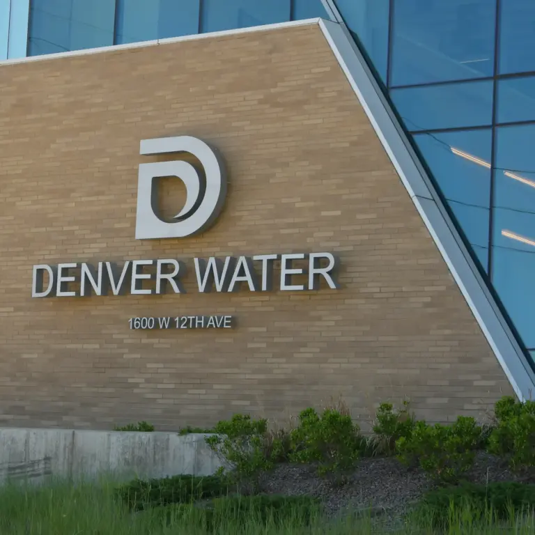 Denver Water propone trasladar operaciones cerca de Empower Field
