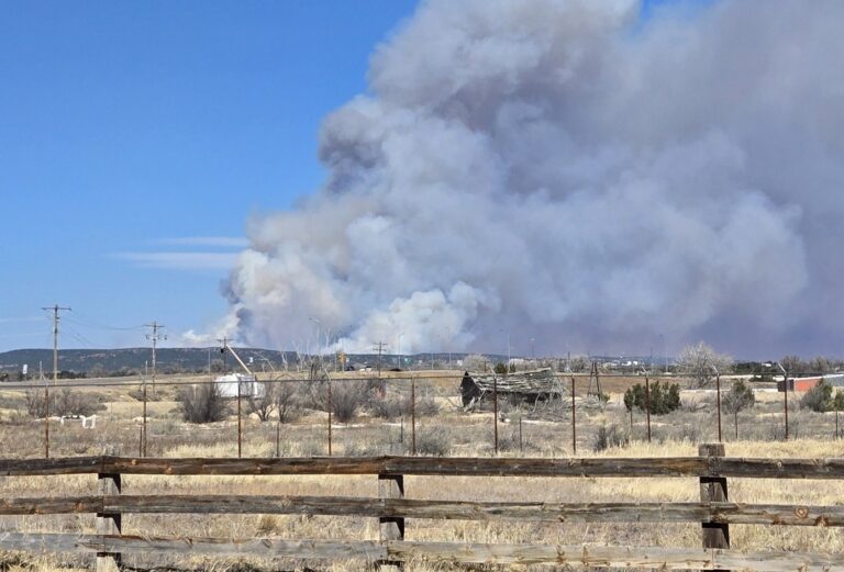 Evacuaciones continúan tras fuego de más de 7,300 acres cerca de Fort Carson