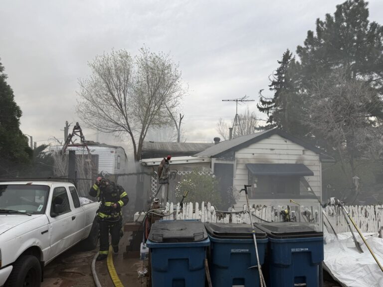 Incendio de vivienda cerca de Federal y Evans en Denver moviliza a bomberos