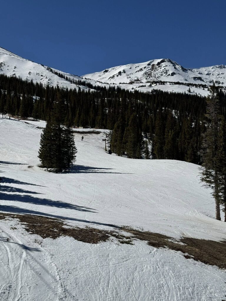 Estaciones de esquí de Colorado anuncian cierres anticipados tras invierno cálido y baja acumulación de nieve