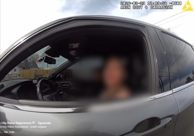 Conductora enfrenta cargos por abuso infantil tras exceso de velocidad con menores sin protección en Commerce City