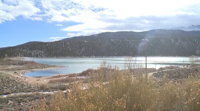 Activan restricciones obligatorias de agua por sequía en Denver; buscan reducir consumo en un 20%