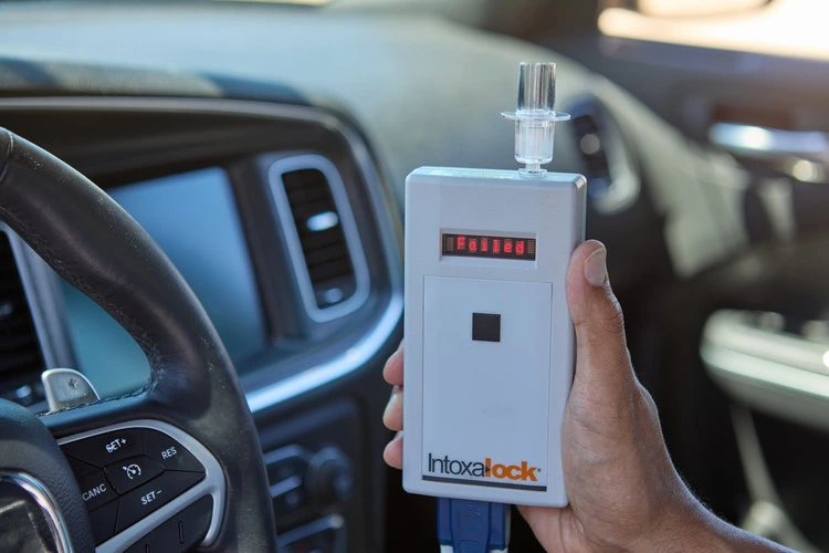 Proyecto de ley busca exigir dispositivos interlock a conductores con primer DUI