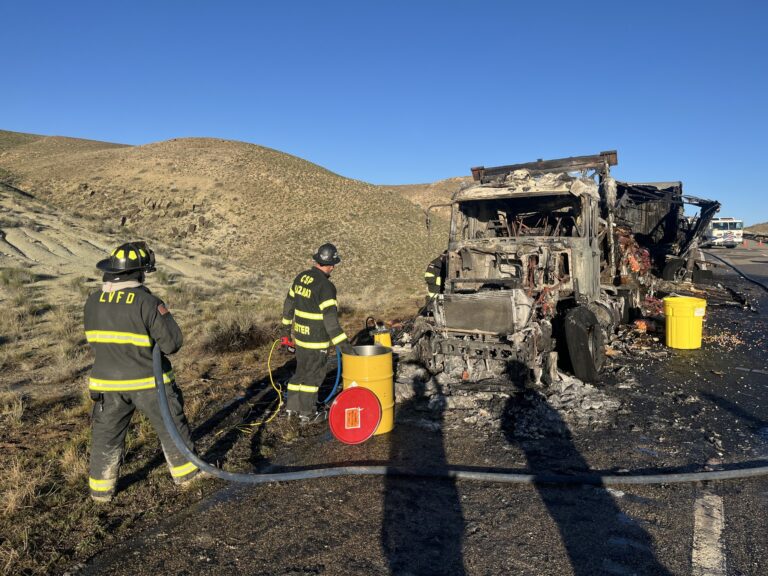 GALERIA: Incendio de camión provoca cierre parcial en la I-70 y genera retrasos en el Condado Mesa