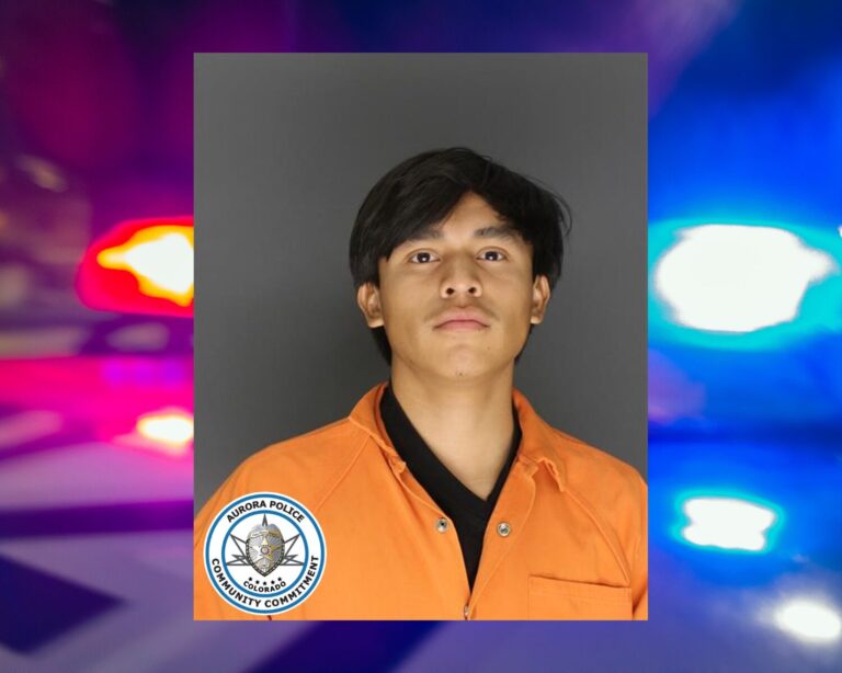 Arrestan a joven de 19 años por intento de homicidio tras tiroteo en parada de autobús en Aurora