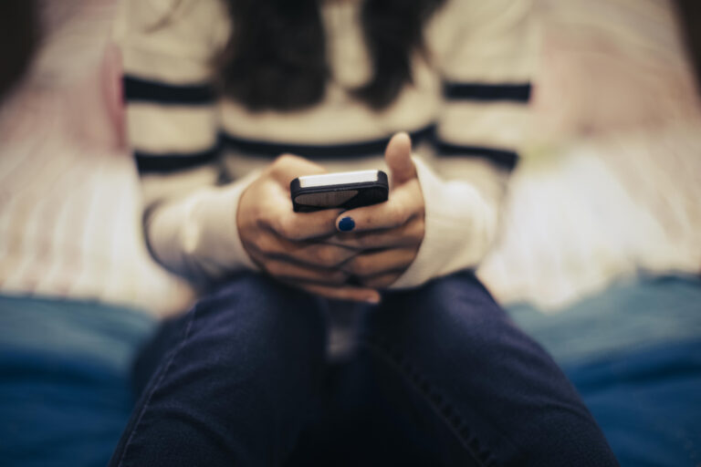 Madre de joven fallecido por fentanilo celebra veredictos contra Meta y YouTube