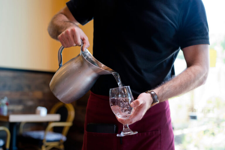 Restaurantes en Denver solo podrán servir agua si el cliente lo pide