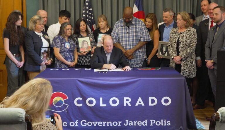 Nueva ley en Colorado exige a redes sociales a colaborar con la policía