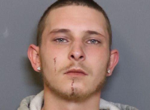 Detienen a hombre en Commerce City con mujer fallecida en el auto tras choque