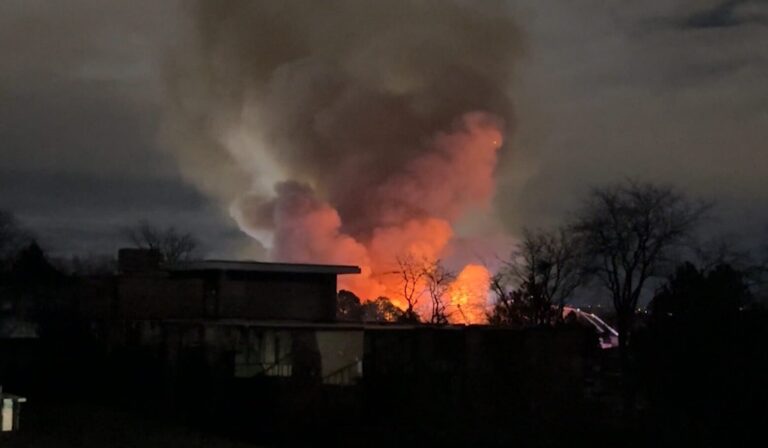 Inician proceso de demolición en complejo de apartamentos tras incendio masivo en Leetsdale Drive