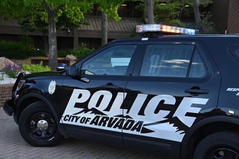 Dos adolescentes enfrentan cargos tras persecución y choque contra patrulla en Arvada