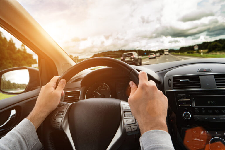 Ley “manos libres” en Colorado reduce accidentes y conductores distraídos en Colorado, según informe