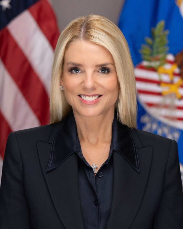 Trump despide a Pam Bondi como fiscal general en medio de controversias