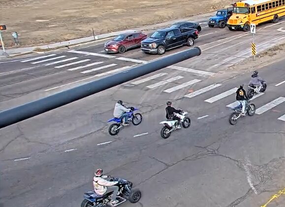 Arrestan a motociclista por maniobras peligrosas en Aurora