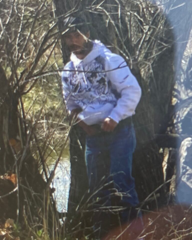 Buscan a sospechoso por agresión sexual y exhibicionismo en sendero de Lakewood