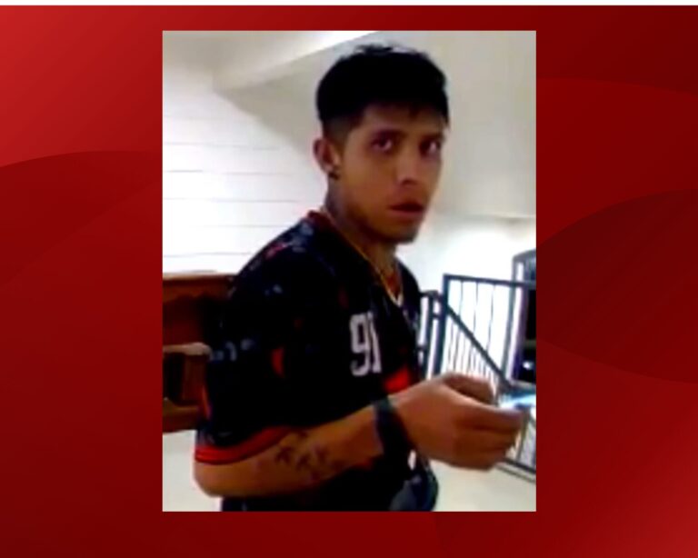 Buscan a sospechoso por exposición indecente en Parker
