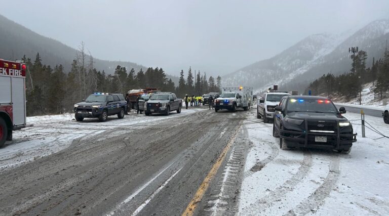 Conductor de quitanieves enfrenta cargos tras choque mortal en la I-70 con equipo juvenil de hockey