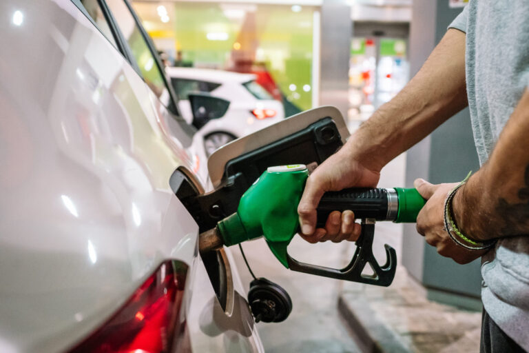 Los precios del diésel alcanzan niveles récord: Colorado supera los $5 por galón.