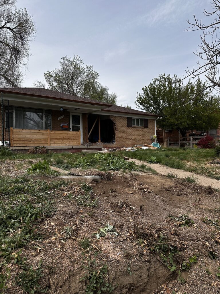 Niño de 13 años detenido tras chocar contra una casa y huir en Aurora