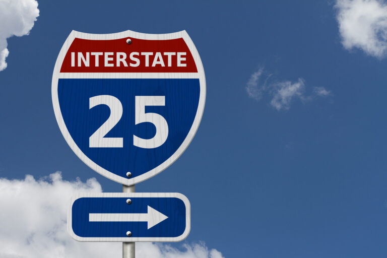 Niña muere tras salir expulsada de vehículo en accidente en la I-25
