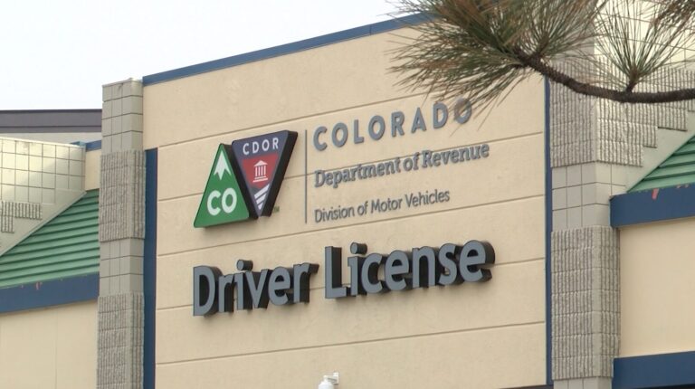DMV suspende escuela de manejo en Colorado Springs por fraude en exámenes