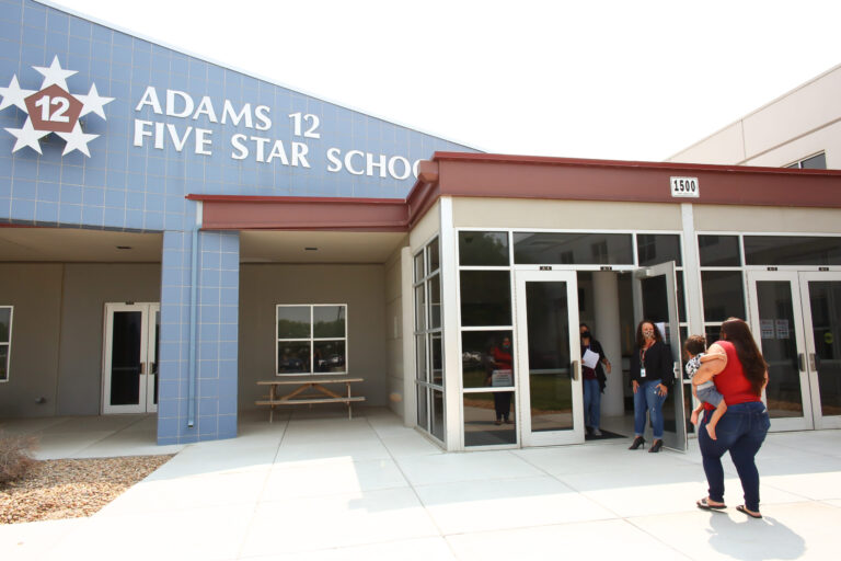 Caída de matrícula escolar supera los 6,000 estudiantes y distrito evalúa cierres y recortes en Adams County