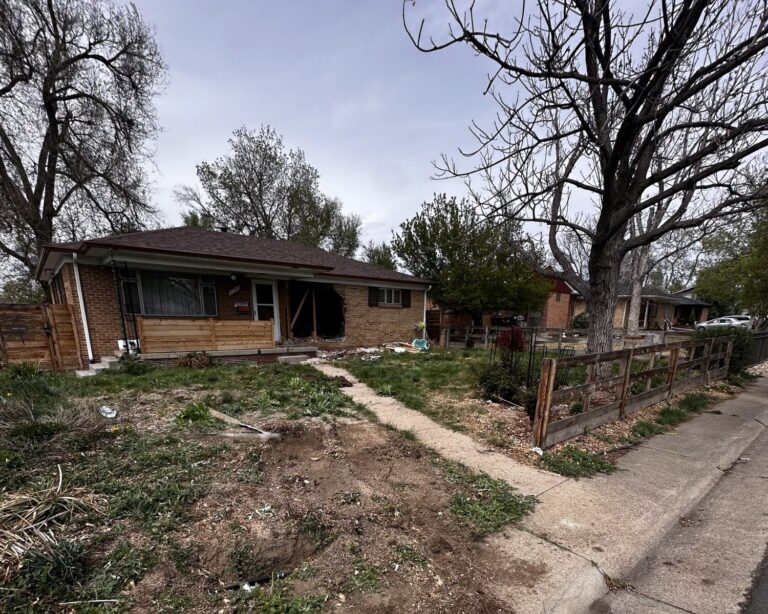 Joven de 13 años arrestado por impactar un vehículo contra vivienda en Aurora