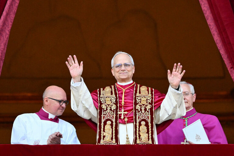 Arzobispo de Denver condena comentarios de Trump contra el Papa Leo XIV