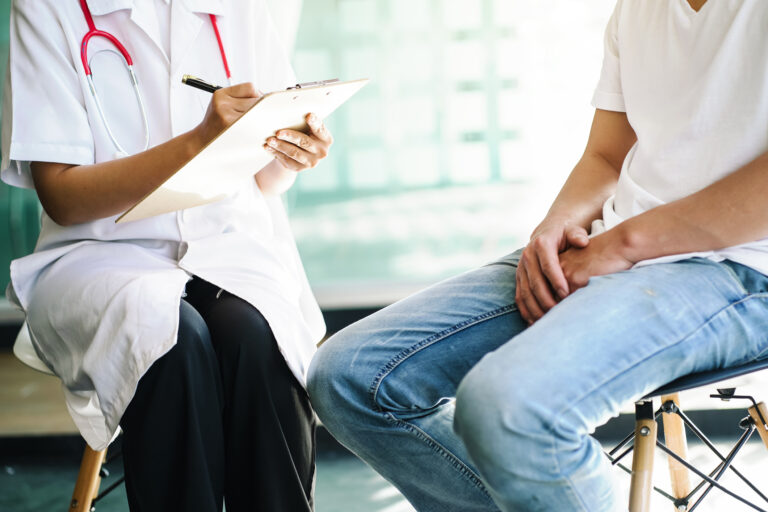 Jeffco Public Health lanza programa de vasectomías de bajo costo para ampliar acceso a planificación familiar
