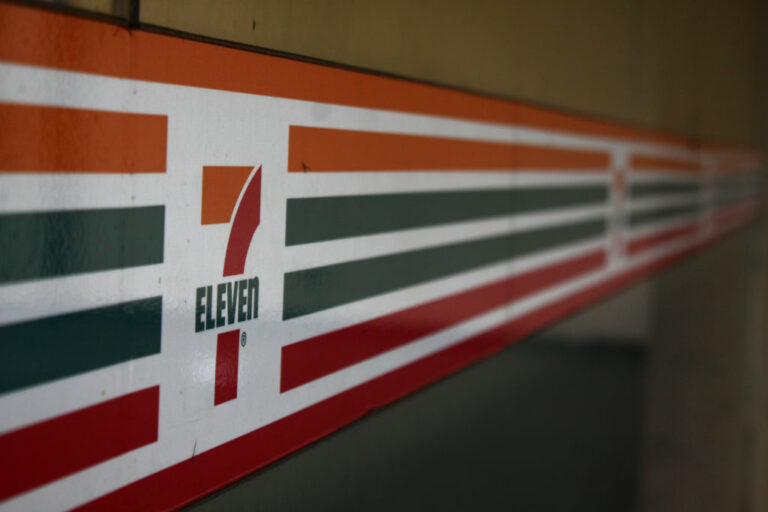 7-Eleven cerrará 645 tiendas en Norteamérica en 2026 como parte de su reestructuración